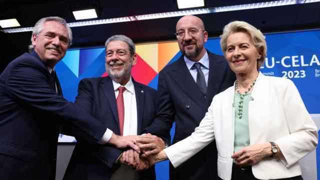 Alberto Fernández, Ralph Gonsalves, Charles Michel y Ursula von der Leyen, al término de la cumbre UE-América Latina