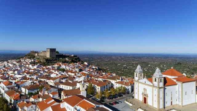 Este pueblo tiene un impresionante castillo del siglo XIII: está en la frontera con Portugal