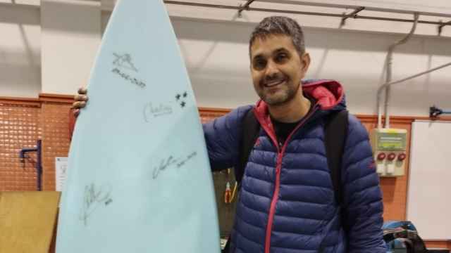 José Cancela , de 44 años, posa con la tabla de surf que diseñó y fabricó para su Trabajo de Fin de Grado Superior.