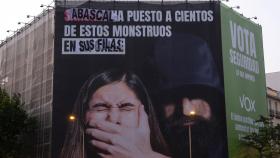 Una pancarta de Vox en el centro de Madrid boicoteada por la organización 'Violetas'