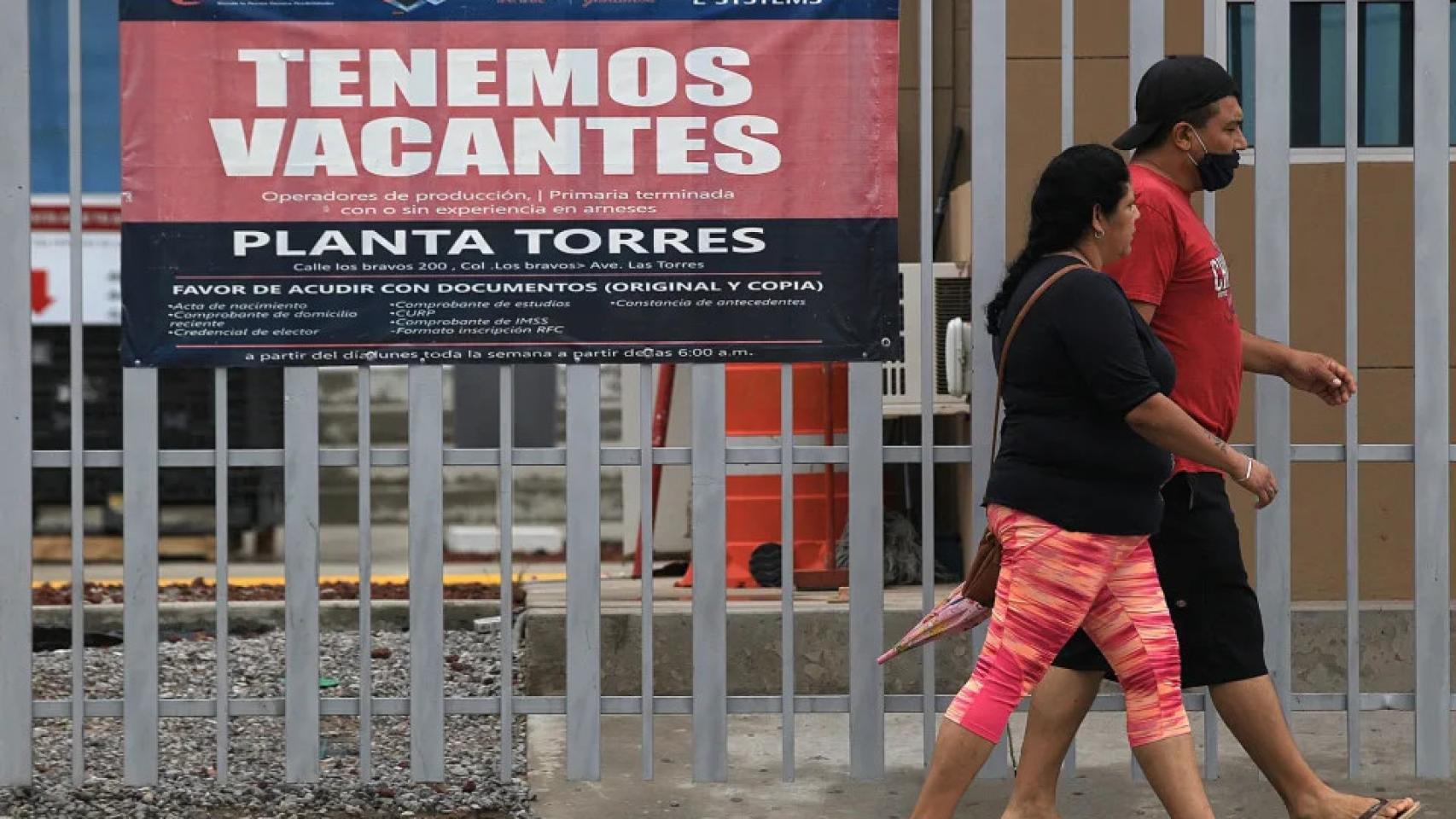 Un anuncio ofrece puestos de trabajo de operadores de producción para una empresa norteamericana.