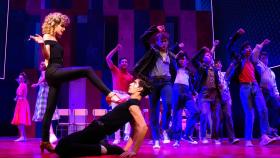 Natalia Serra y Quique González, como Sandy y Danny en la nueva versión de 'Grease. El musical'.