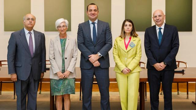 Representantes de la Fiscalía General del Estado, asociaciones bancarias y el Banco de España firmando el acuerdo