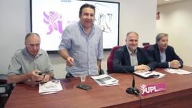 El candidato al Congreso, Miguel Ángel Díez Cano (D), y el candidato al Senado, Javier Callado Cobo (2D), ofrecen una rueda de prensa acompañados por el secretario general de UPL, Luis Mariano Santos y el vicesecretario, Eduardo López Sendino