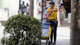 Una trabajadora de Correos se protege del calor estos días en Toledo.