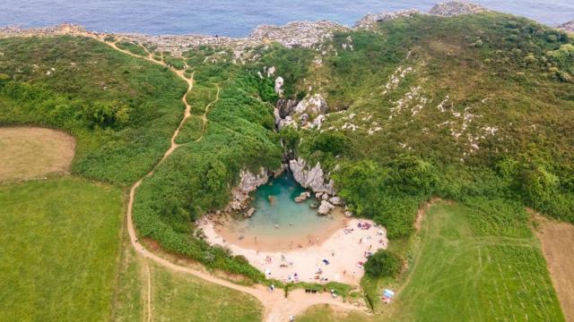 Imagen de la playa más pequeña del mundo, situada en España.