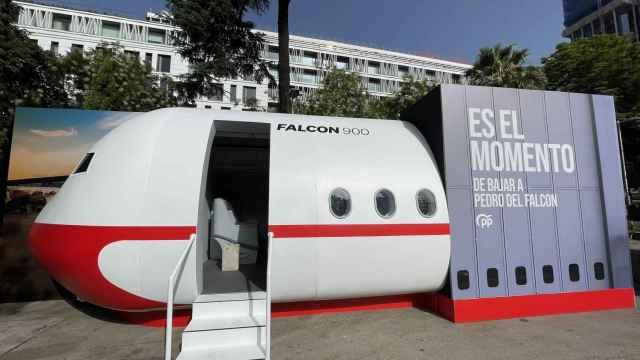 Exterior de la cabina de avión instalada por el PP en el paseo de Recoletos, en Madrid.