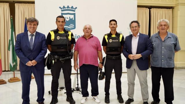 Policías locales que salvaron la vida a un hombre en parada cardiorrespiratoria en Málaga - AYUNTAMIENTO DE MÁLAGA