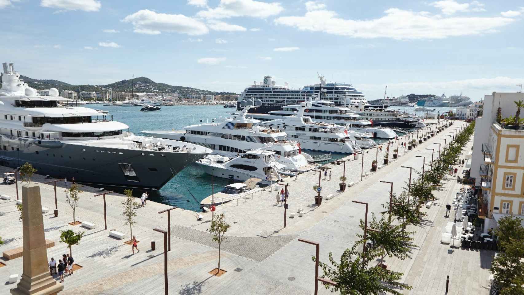 Imagen de archivo de varios yates en el puerto de Ibiza