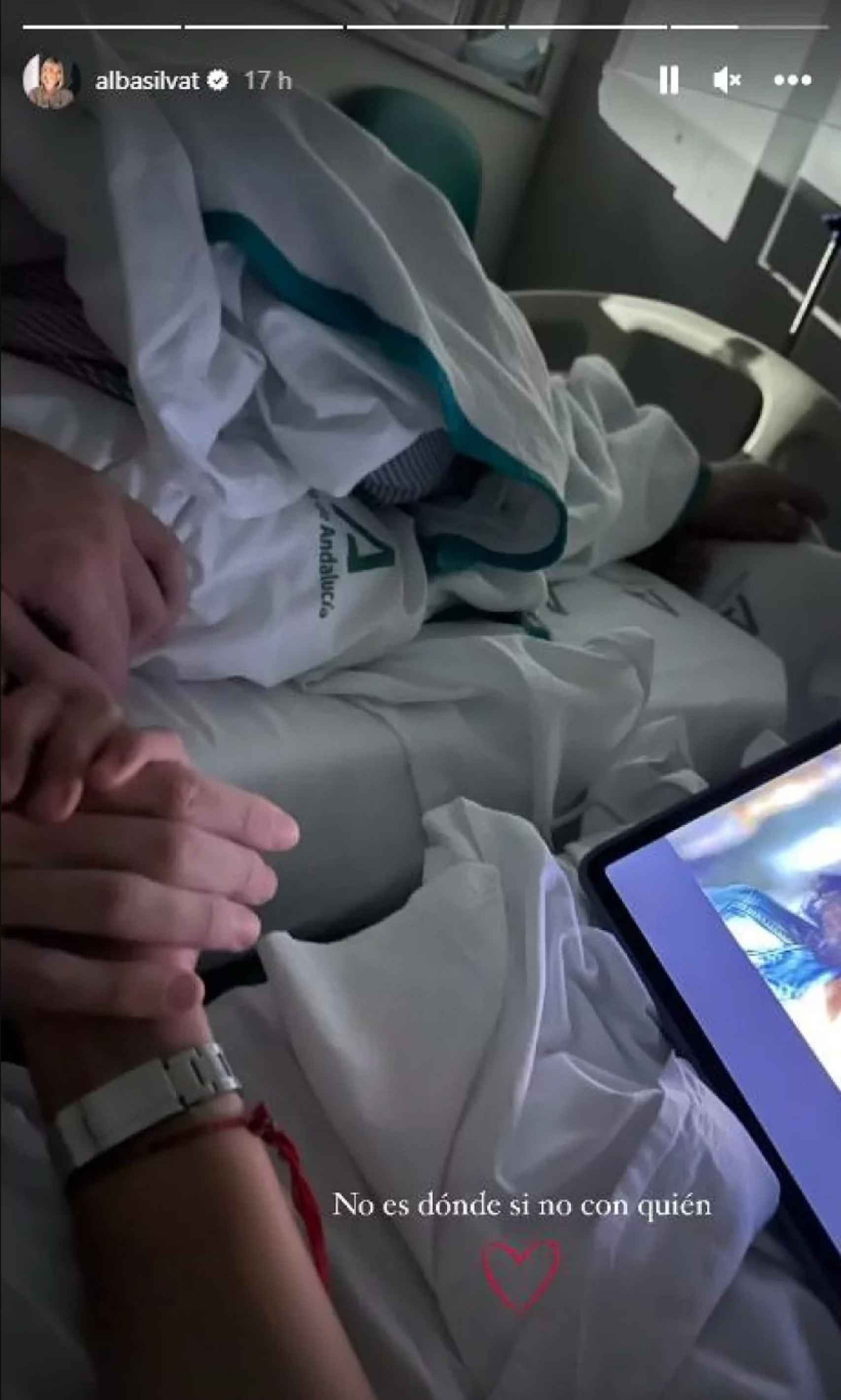 La imagen de Alba Silva junto a Sergio Rico en el hospital