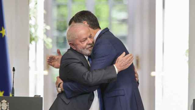 El presidente del Gobierno, Pedro Sánchez (derecha), junto al presidente de Brasil, Lula da Silva, en abril de 2023 en La Moncloa.
