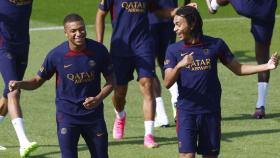 Kylian Mbappé y su hermano Ethan en un entrenamiento del PSG