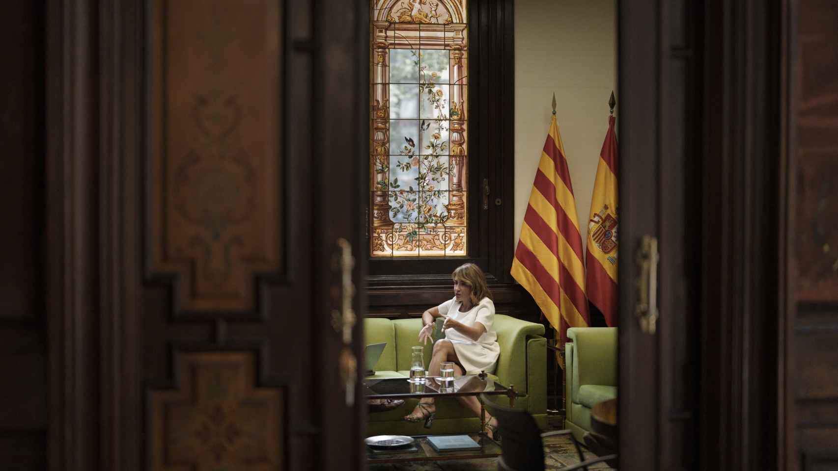 La ministra, durante un momento de la entrevista celebrada en la Delegación del Gobierno de Barcelona.