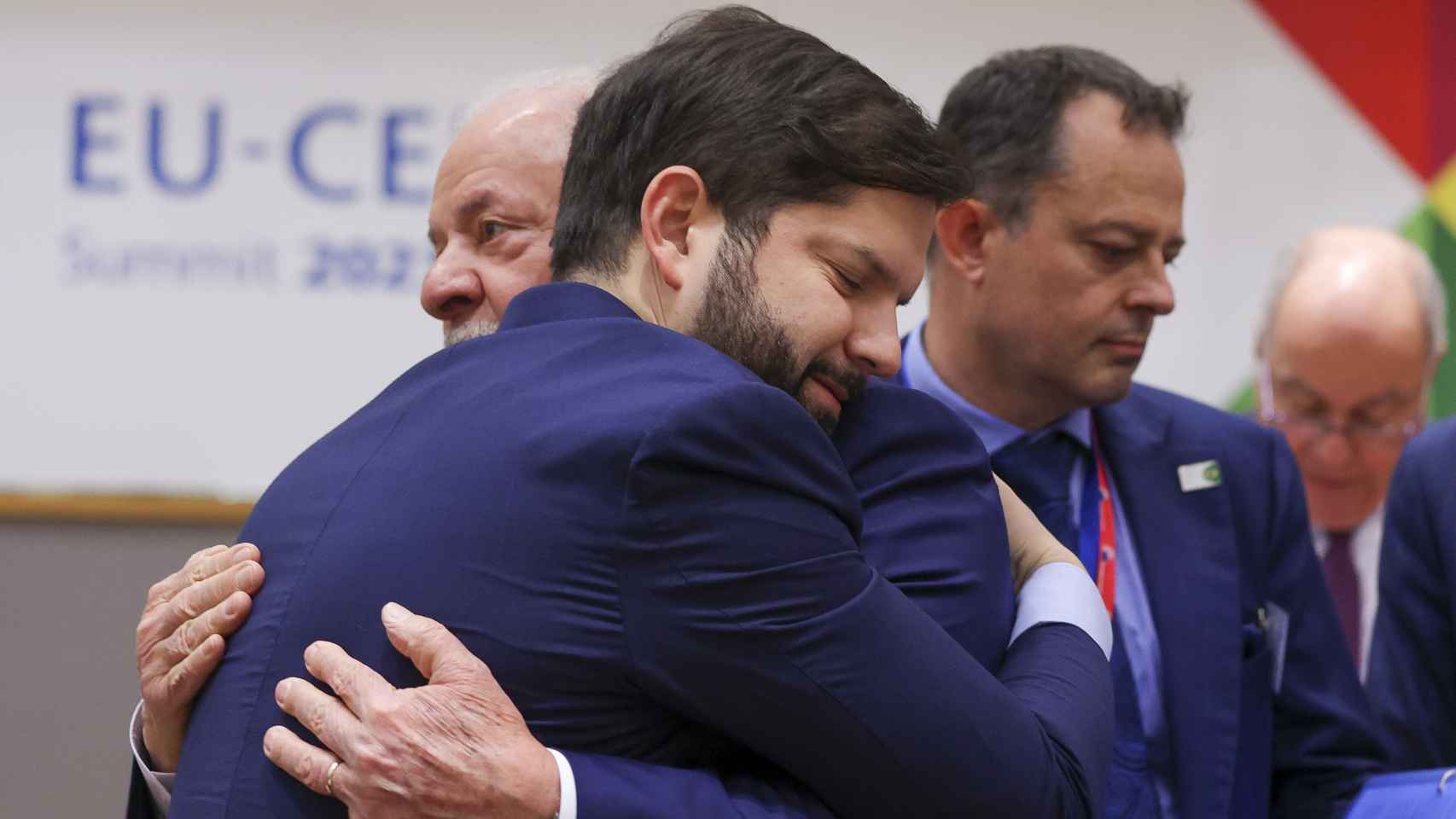 El presidente de Brasil, Luis Inácio Lula da Silva, y el presidente de Chile, Gabriel Boric, se abrazan este lunes en Bruselas.