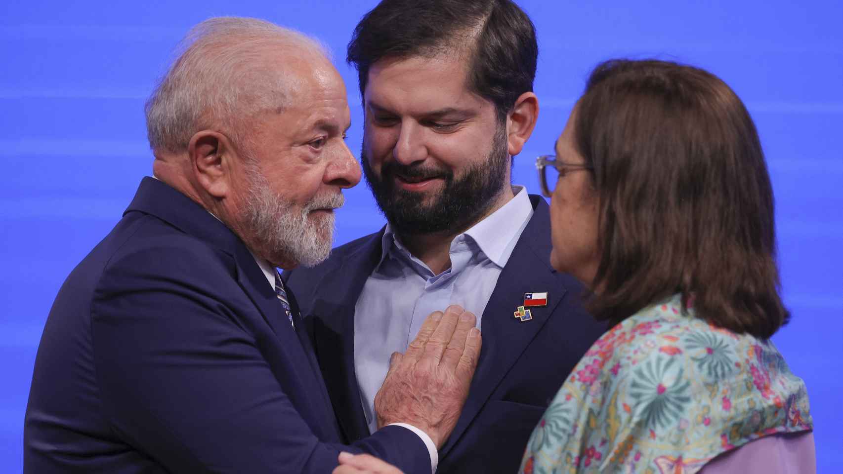 Lula y Boric conversan con la ministra de Asuntos Exteriores de El Salvador, Alexandra Hill Tinoco.