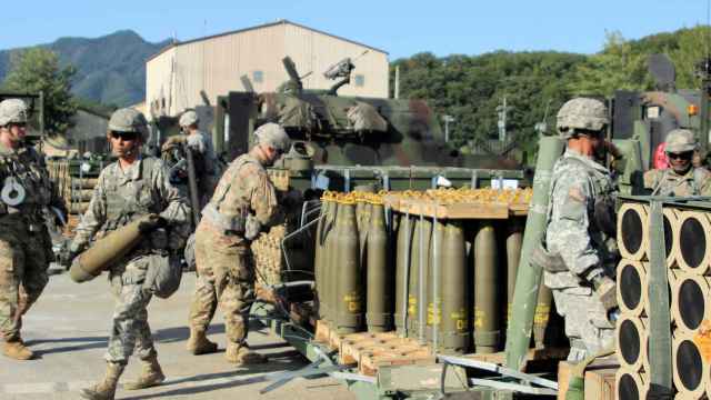 Soldados del Ejército de EEUU trasladan munición convencional mejorada de doble propósito (DPICM) de 155 mm a un vehículo durante unos ejercicios en Camp Hovey, Corea del Sur, en 2016.