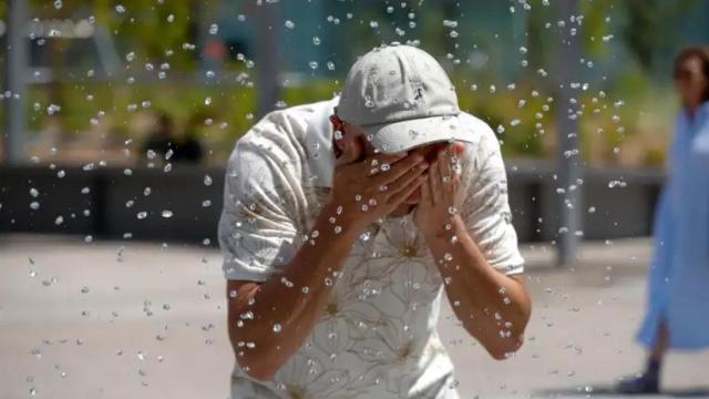 Un hombre echándose agua en la cara ante un episodio de calor