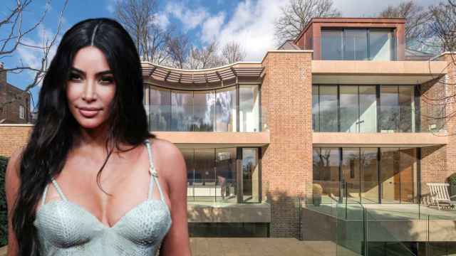 Kim Kardashian junto a la casa que vende en Londres, en un montaje de JALEOS.