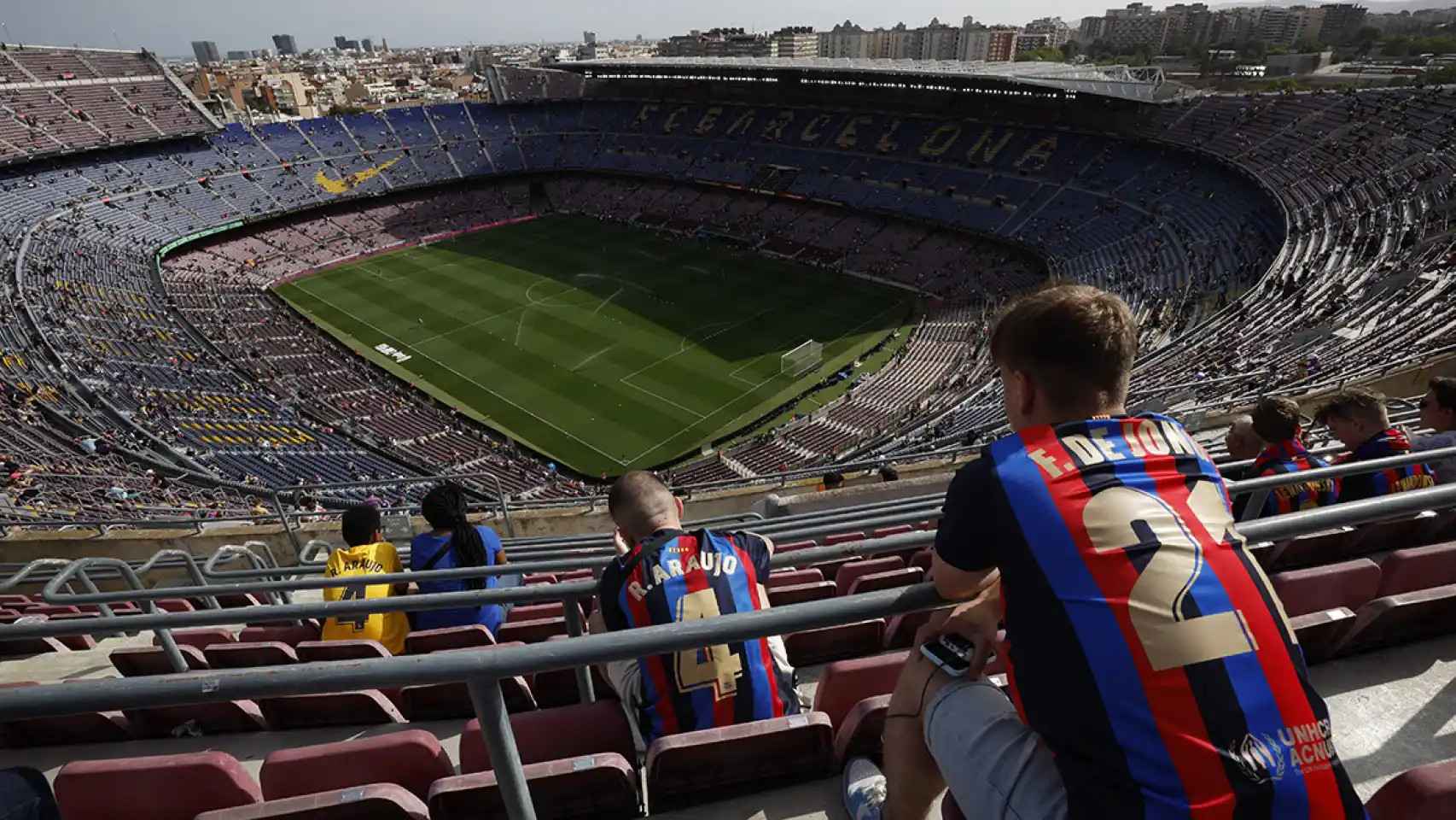 Aficionados del Barça en una grada del Camp Nou casi vacía