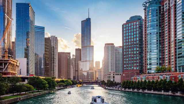 ¿Por qué el río de Chicago fluye hacia arriba?