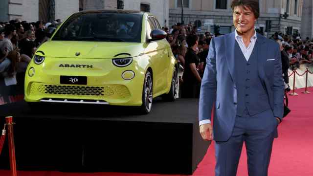 Tom Cruise junto al nuevo Abarth 500 e en uno de los momentos de la promoción de la película.
