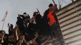 Manifestantes iraquíes asaltan la embajada sueca en Irak.