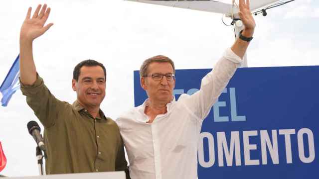 El líder del PP Alberto Núñez Feijóo y el presidente de la Junta de Andalucía, Juanma Moreno,  este viernes en Málaga.