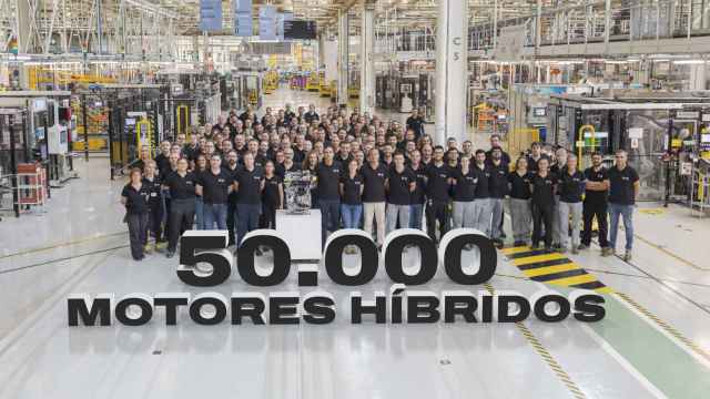 Empleados de la fábrica de motores Horse en Valladolid, celebran la producción de los 50.000 ejemplares del motor híbrido.