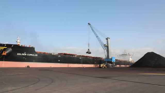 El buque granelero Golden Cumulus descargando 160.000 toneladas de carbón en el puerto de Cartagena.