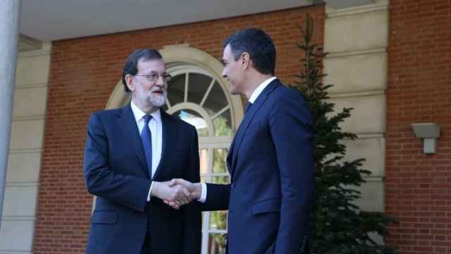 Mariano Rajoy y Pedro Sánchez, en la entrada a la Moncloa en 2018.