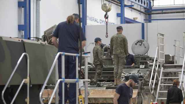 Rehabilitación de varios vehículos militares en la planta de Santa Bárbara Sistemas en Sevilla.