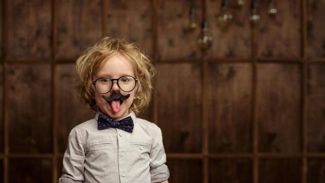 Niño disfrazado de Albert Einstein. Foto: iStock.