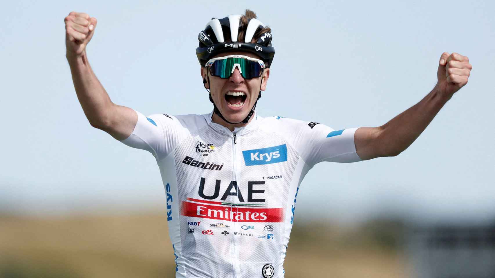 Tadej Pogacar celebra la victoria en la etapa 20 del Tour de Francia.