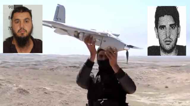 Fotomontaje de un miembro de Estado Islámico manejando un dron, junto a las fotografías de Mohamed El Mahdaoui (i) y Basil Hassan (d).