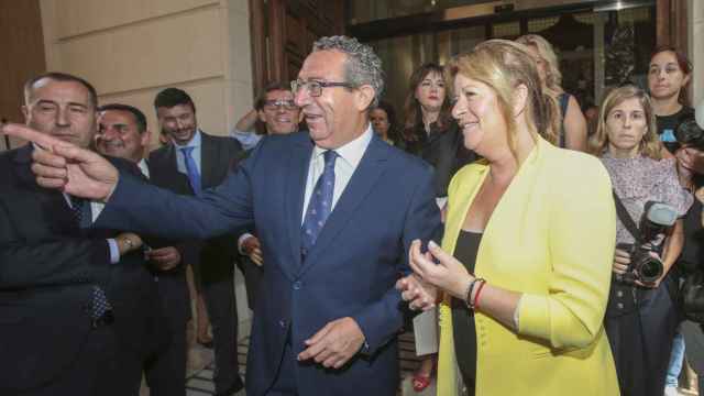 El alcalde de Benidorm, Toni Pérez, con Ana Serna, en la investidura de la Diputación.