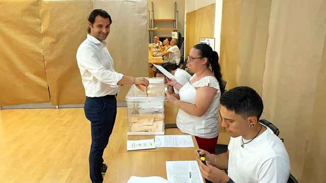 El alcalde Eduardo Dolón votando este domingo en Torrevieja.