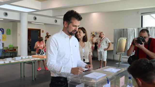 El secretario general del PSOECyL, Luis Tudanca, votando en Burgos