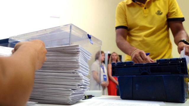 Votaciones en un colegio electoral