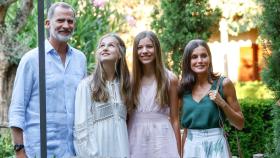 Los Reyes junto a sus hijas en el posado oficial en Mallorca, en 2022.