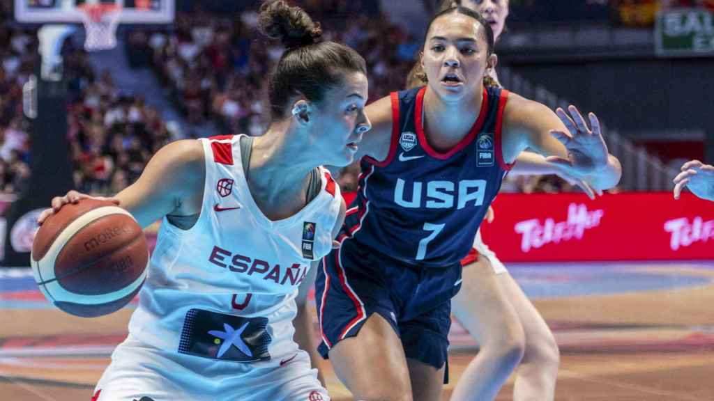 La española Elena Buenavida, ante Kira Rice en la final del Mundial de baloncesto femenino sub19