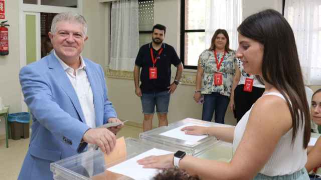 El secretario general del PSOE en la Región de Murcia, José Vélez, este domingo, ejerciendo su derecho al voto en el Colegio Nuestra Señora de la Esperanza de Calasparra.
