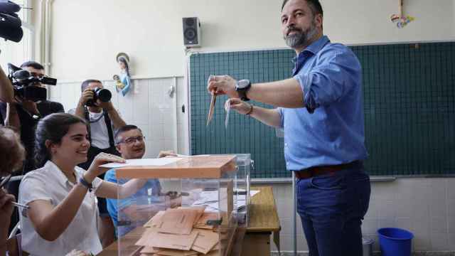 Santiago Abascal, depositando su voto en las elecciones generales