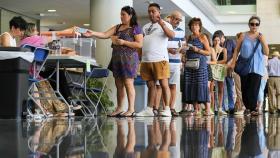 Una fila de personas ejerciendo su derecho al voto en las elecciones generales del 23-J