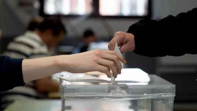 Imagen de archivo de un votante depositando su papeleta en una urna electoral.