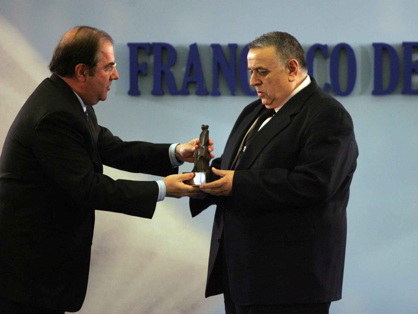 José Castrillo Bernal recibe en 2007 el Premio Cossío de Periodismo de manos del entonces presidente de la Junta, Juan Vicente Herrera.
