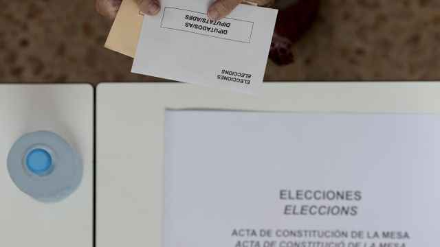 Una persona eligiendo su voto en la Comunidad Valenciana, este 23J.