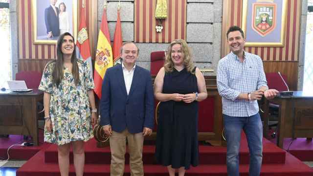 La alcaldesa de Burgos, Cristina Ayala Santamaría, acompañada de los portavoces de los grupos municipales, presenta la proposición conjunta que se elevará al Pleno extraordinario de infraestructuras.