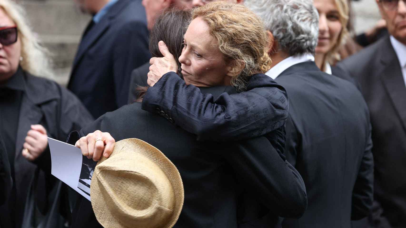 Brigitte Macron y Vanessa Paradis arropan a los hijos de Jane Birkin en su triste despedida