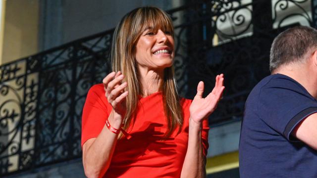 Begoña Gómez, la mujer de Pedro Sánchez, aplaudiendo tras los resultados electorales.