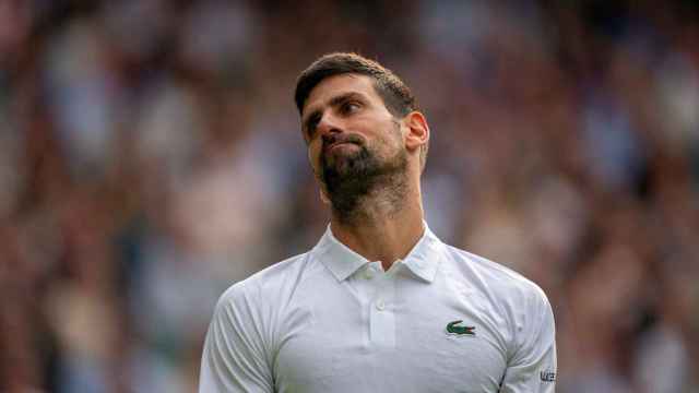 Djokovic se lamenta en la final de Wimbledon frente a Alcaraz.